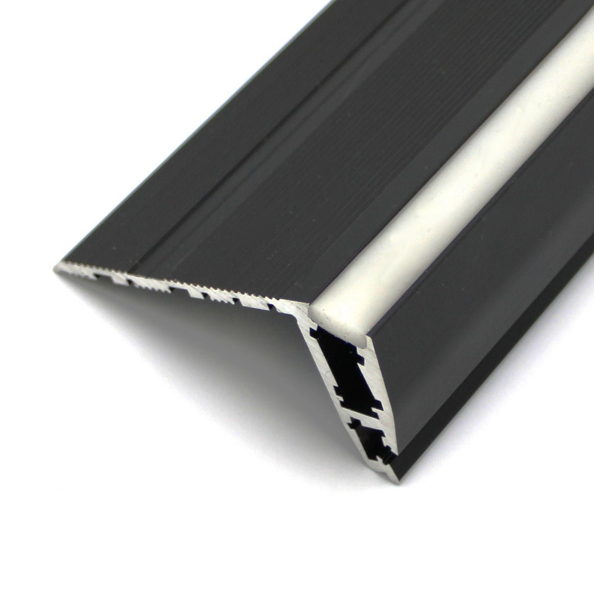 Close-up of the Upper cover for Niza Duo in black metal with a silver edge and grooved surface, offering a protective, slip-resistant finish and ensuring compatibility with Niza Duo stair tread for enhanced safety.