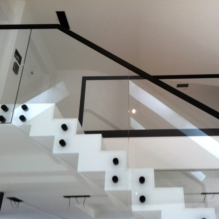Architectural glass railing suitable for integrated edge lighting