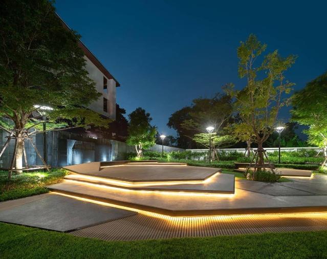 Integrated LED hardscape lighting in an outdoor landscaped area
